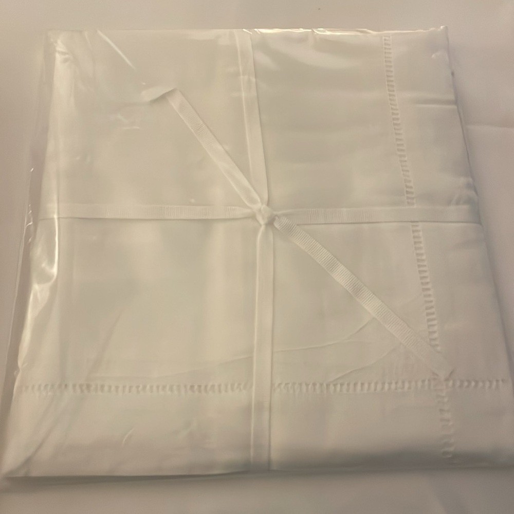 The White Company London - Luca Jour Work Tablecloth in White - Picture 4 of 6